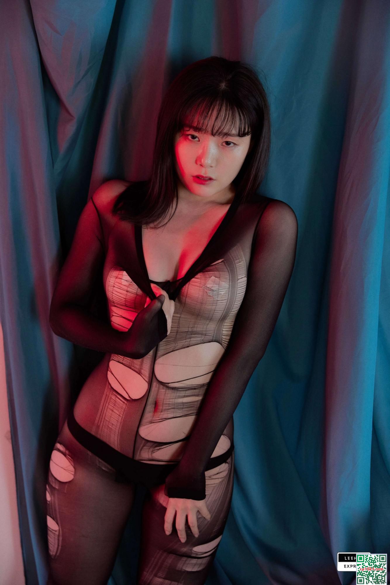 Model juga label album Black Stockings Temptation (41p)