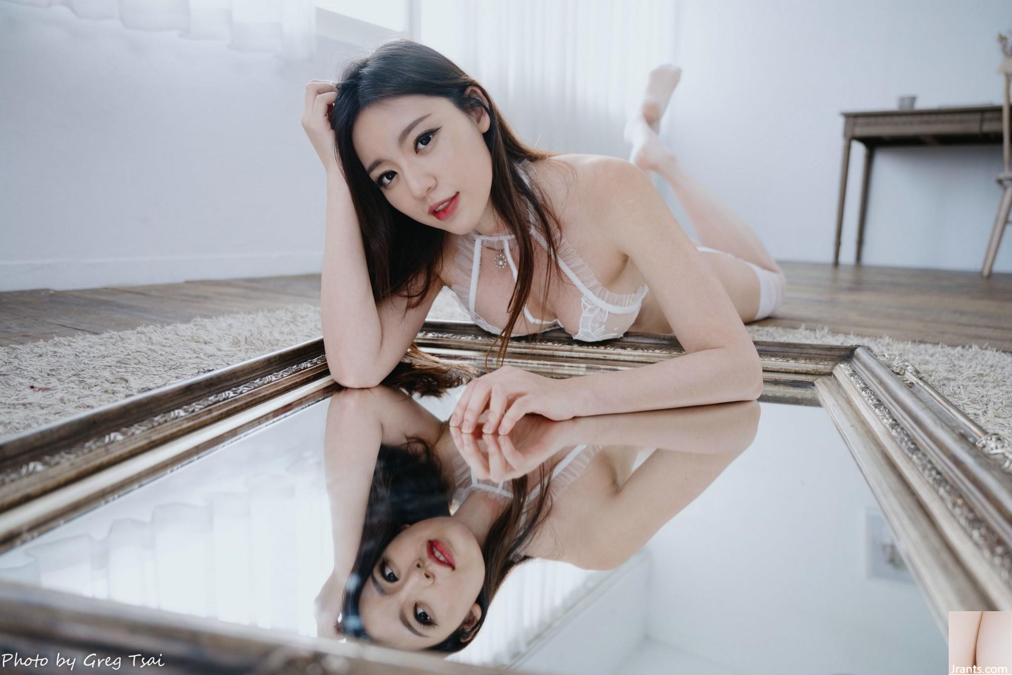 (Güzel bacakların ekstra bölümü) Uzun bacaklı model kiki beyaz yelek yüksek topuklu güzel bacaklar (104p)