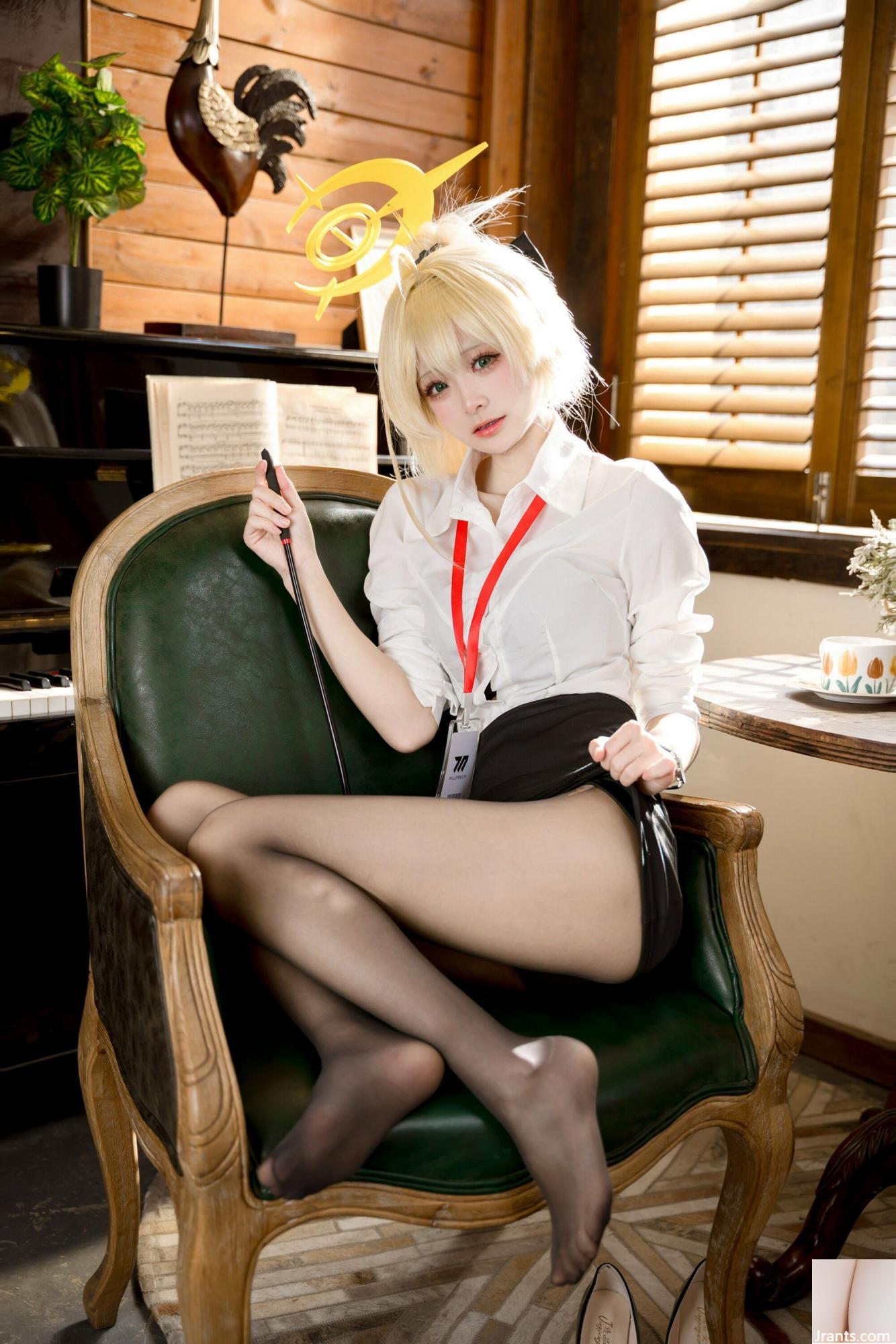 (مجموعة عبر الإنترنت) Girl Girl Jiuqi Meow &#8220;Smiling Smiling&#8221; VIP Exclusive (56p)