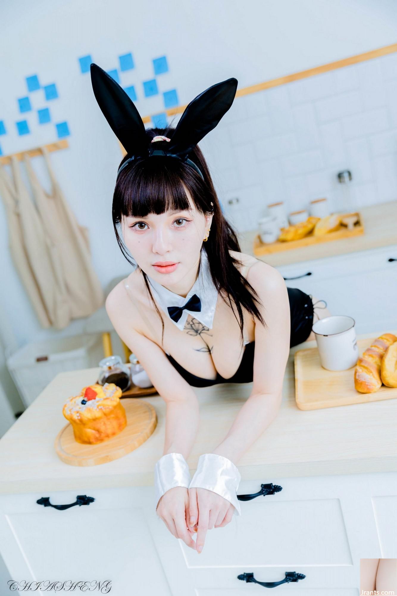 (الفصل الإضافي من الأرجل الجميلة) طراز جميل ذو أرجل جميلة Gu Rongfeng Bunny Girl مع الكعب الأبيض الحرير الأبيض (118p)