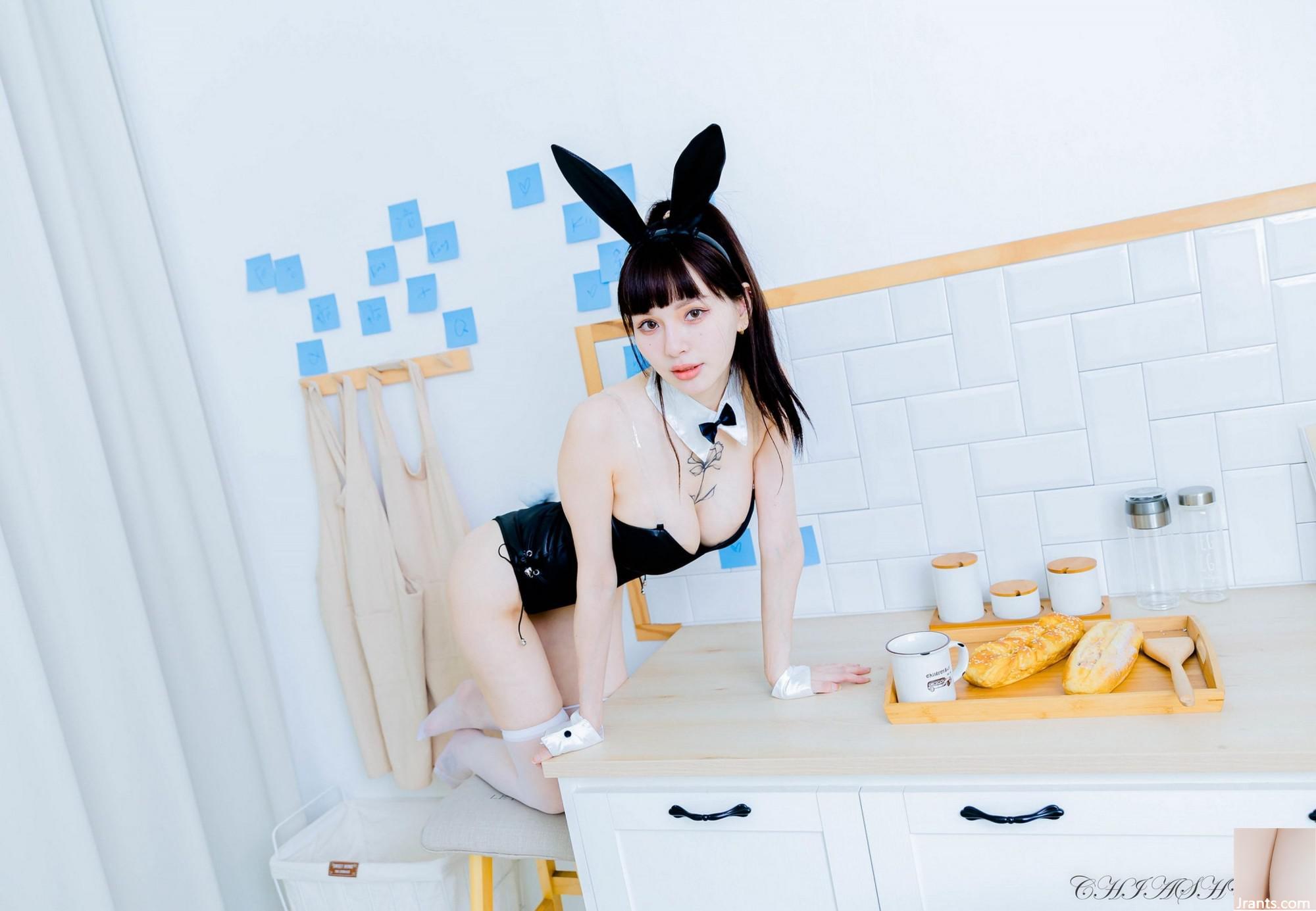 (아름다운 다리의 여분의 장) 긴 다리가있는 아름다운 모델 GU RONGFENG BUNNY with White Silk 하이힐 (118p)