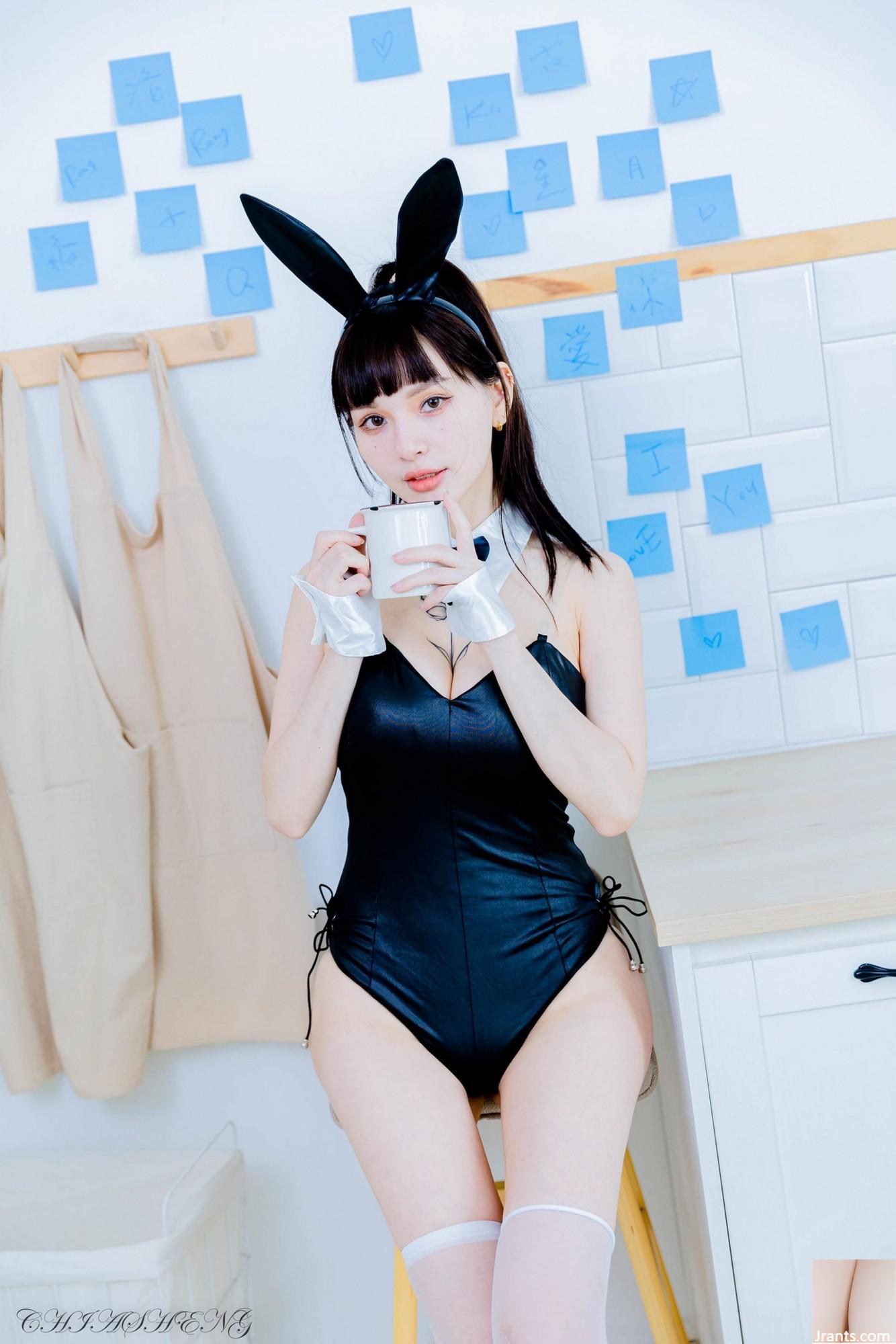 (아름다운 다리의 여분의 장) 긴 다리가있는 아름다운 모델 GU RONGFENG BUNNY with White Silk 하이힐 (118p)