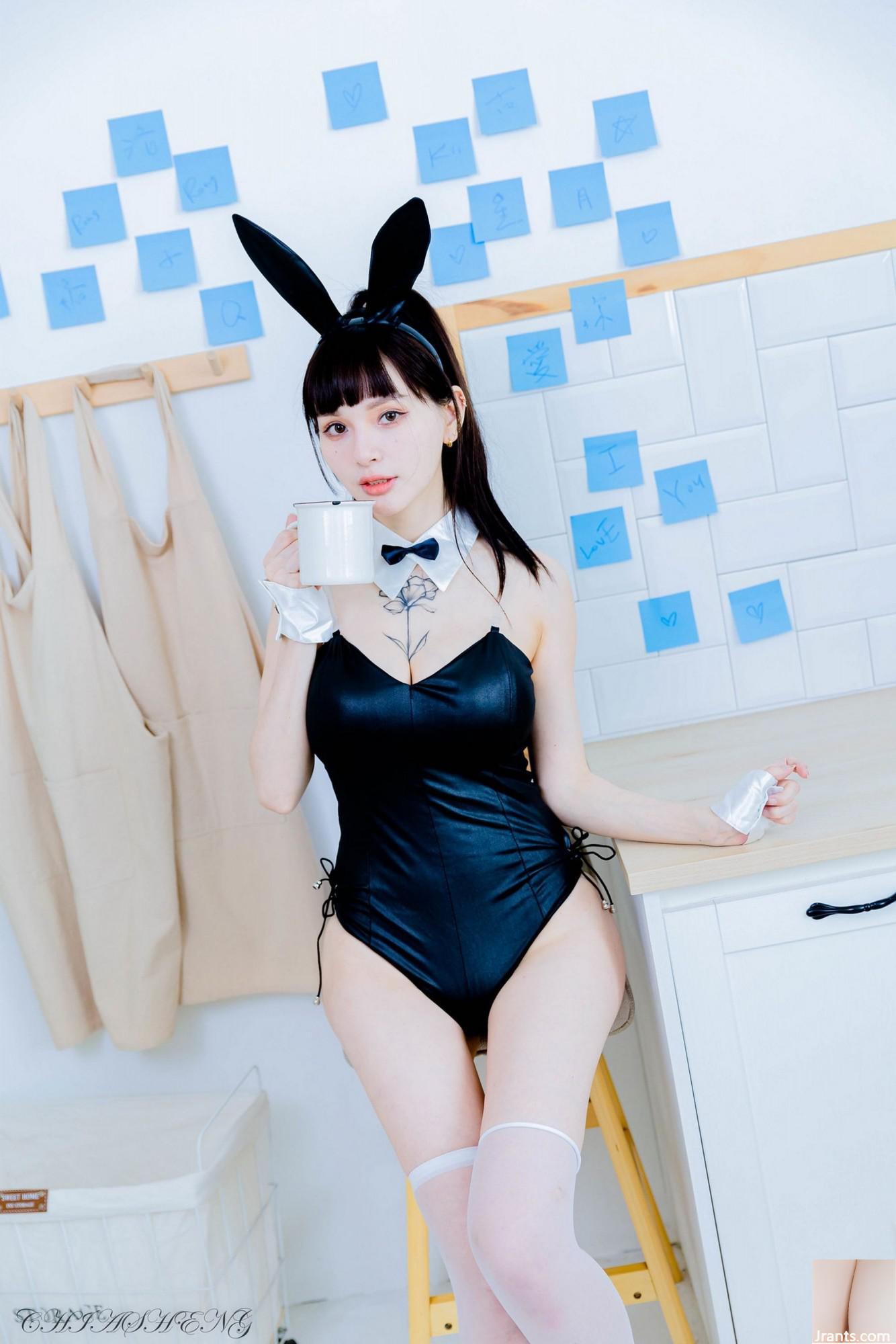 (아름다운 다리의 여분의 장) 긴 다리가있는 아름다운 모델 GU RONGFENG BUNNY with White Silk 하이힐 (118p)