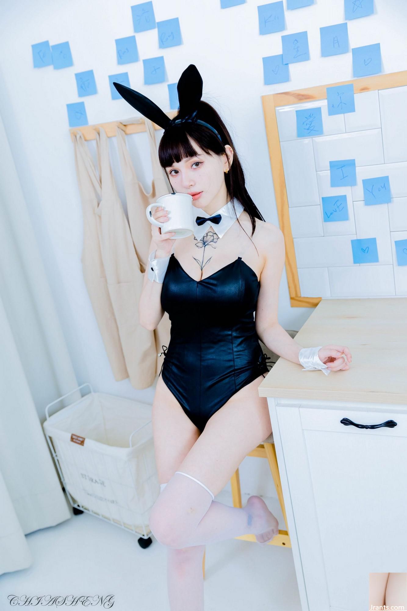 (아름다운 다리의 여분의 장) 긴 다리가있는 아름다운 모델 GU RONGFENG BUNNY with White Silk 하이힐 (118p)