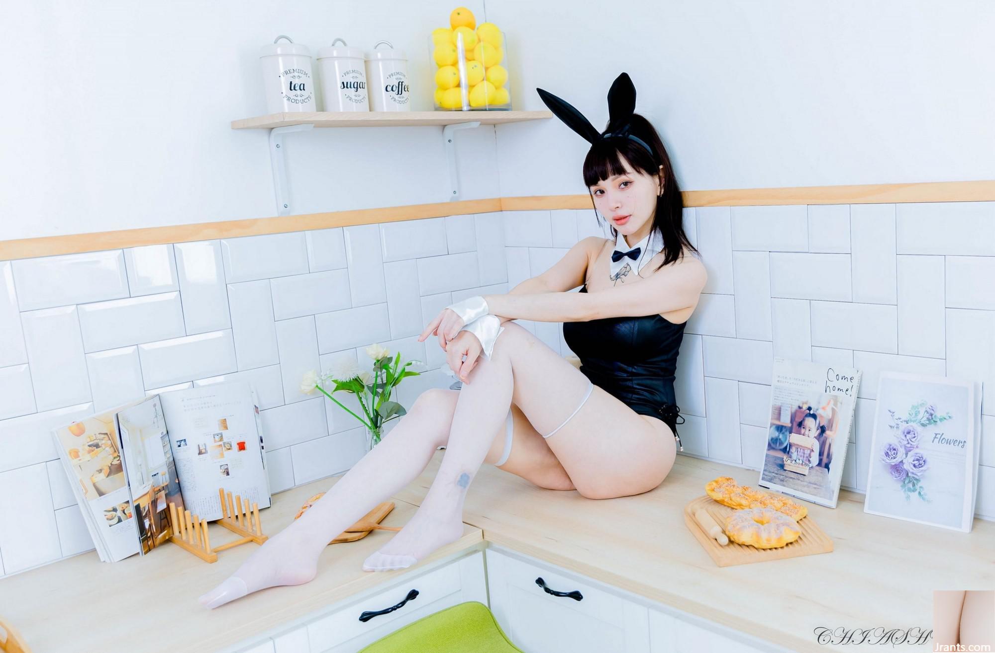 (아름다운 다리의 여분의 장) 긴 다리가있는 아름다운 모델 GU RONGFENG BUNNY with White Silk 하이힐 (118p)