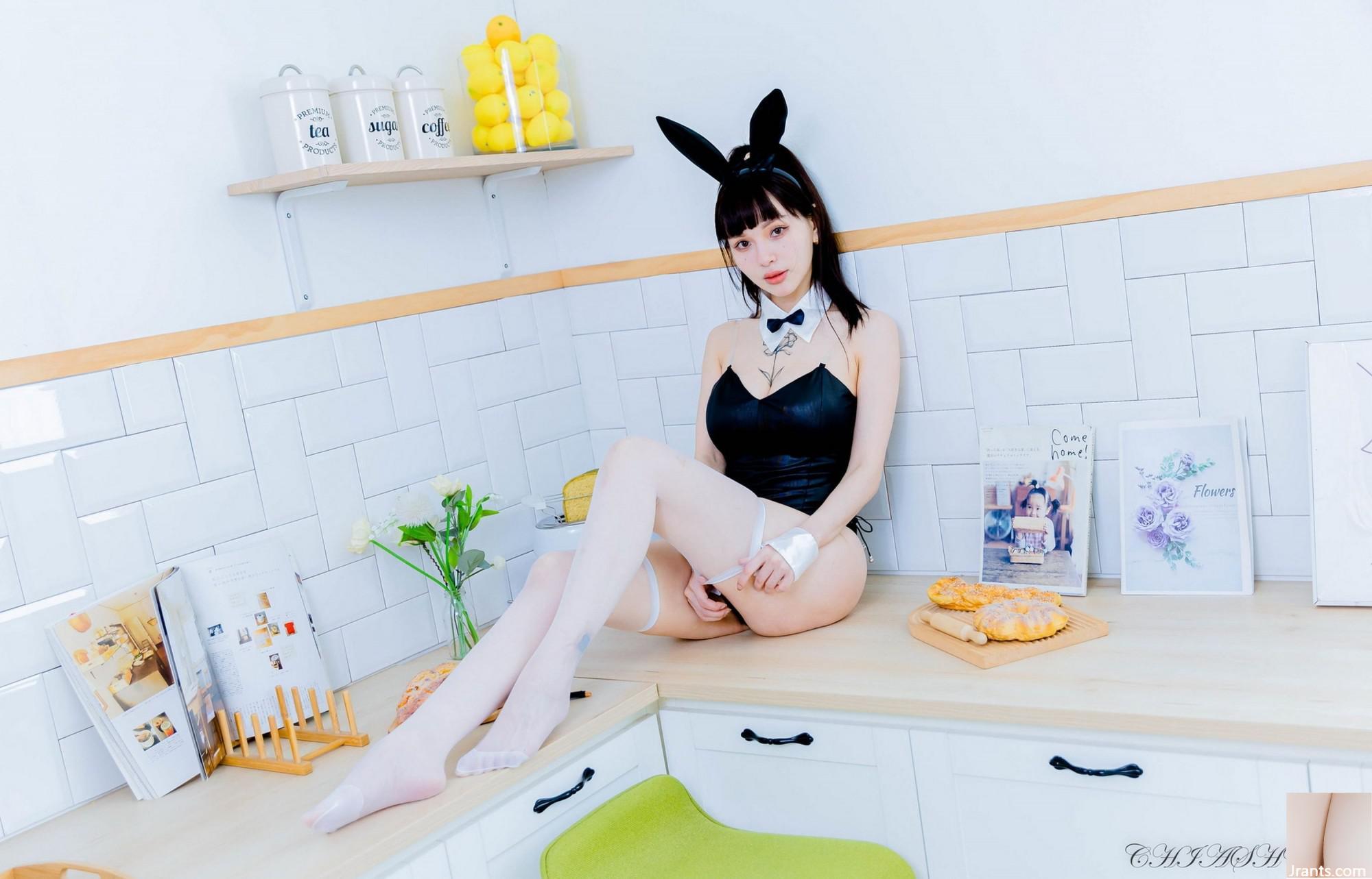 (아름다운 다리의 여분의 장) 긴 다리가있는 아름다운 모델 GU RONGFENG BUNNY with White Silk 하이힐 (118p)