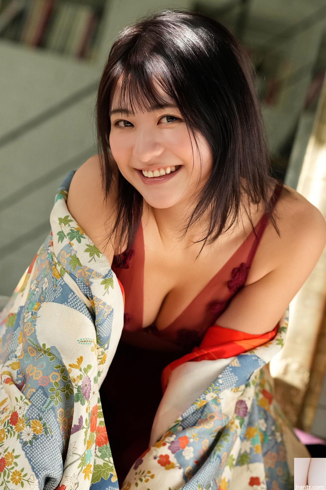 (Minami Yamada) İyi figür, çarpıcı bir göğüs ve güzel bacaklarla belirsiz bir şekilde görülebilir (28p)