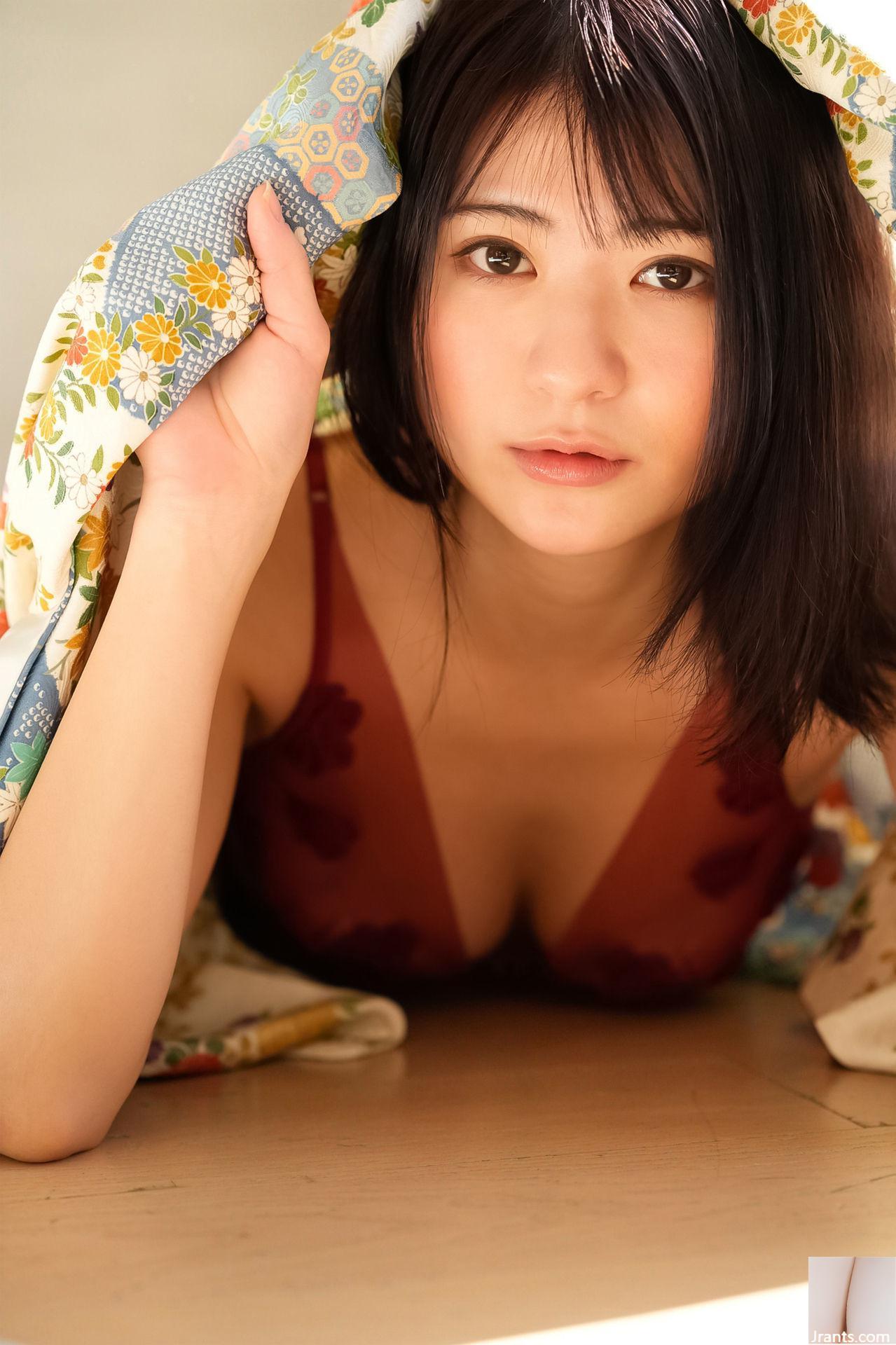 (Minami Yamada) İyi figür, çarpıcı bir göğüs ve güzel bacaklarla belirsiz bir şekilde görülebilir (28p)
