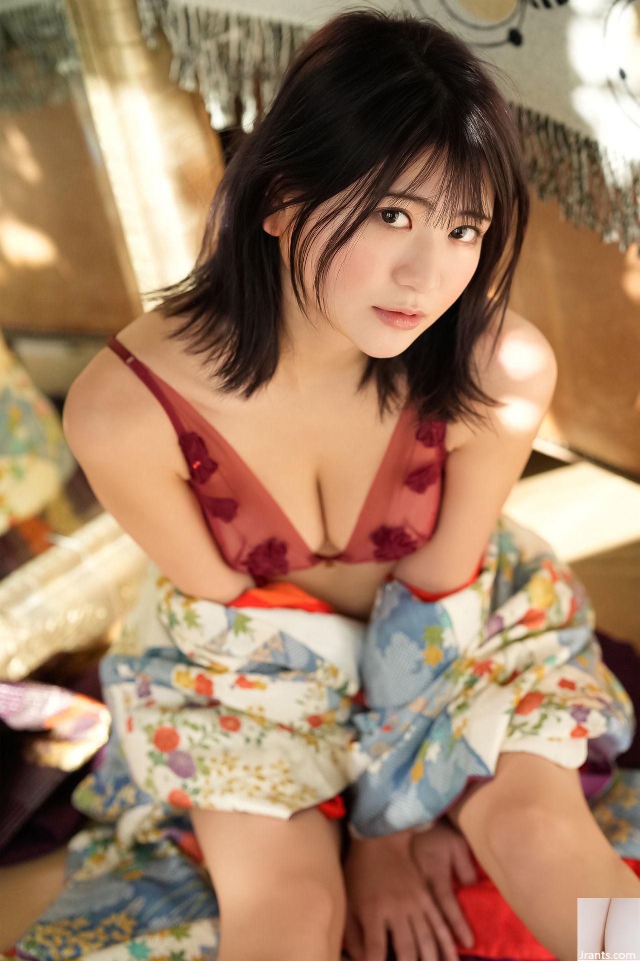 (Minami Yamada) İyi figür, çarpıcı bir göğüs ve güzel bacaklarla belirsiz bir şekilde görülebilir (28p)