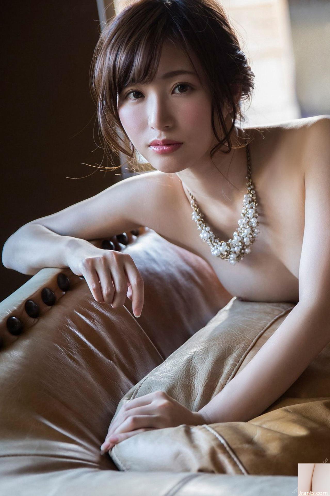 Angel Moe သည် &#8220; သူမ၏နှလုံးပေါင်ဆံပင်အဝတ်အချည်းစည်း&#8221;  (83p)