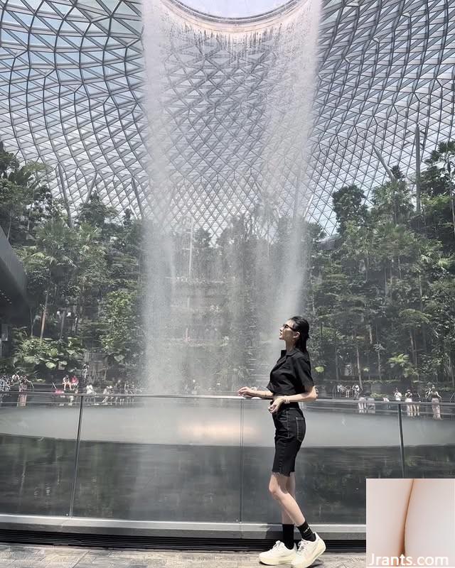 Long-Legged Goddess Goddess &#8220; QRRRA&#8221;  သည်အကောင်းဆုံးသောပုံ (10P) ရှိသည်။