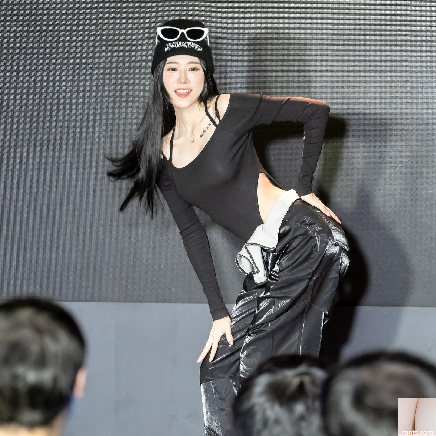 &#8220; Xiaoxiao&#8221;  ချိုမြိန်သောမျက်လုံးများသည်အလွန်ချစ်စရာကောင်းသည်။