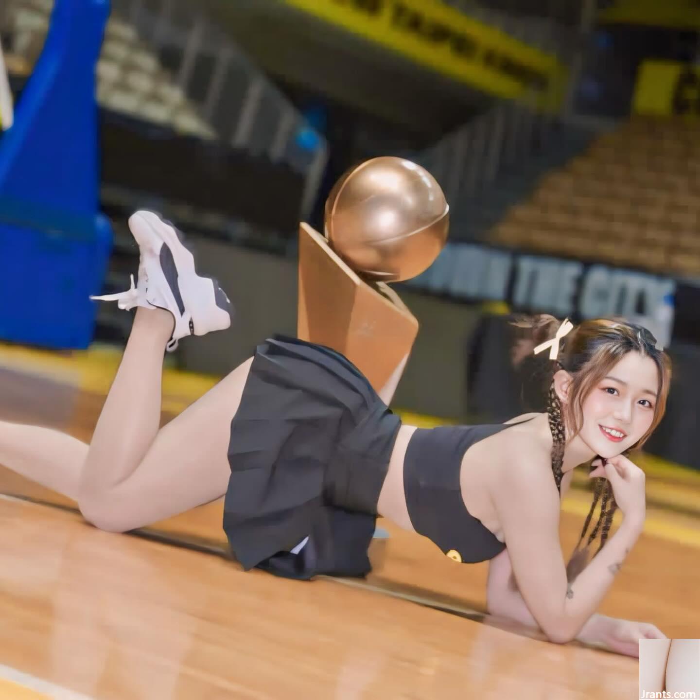 Cheerleader &#8222;Sunny Tinging&#8220; ist in jedem Winkel (10p) perfekt