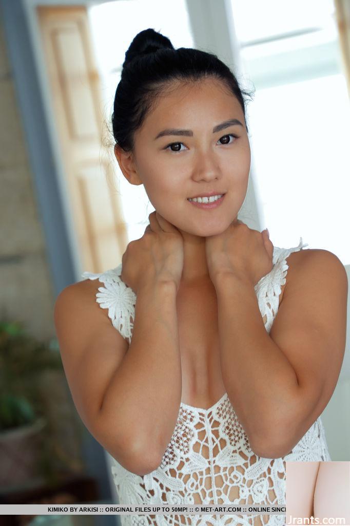 Kimiko &#8211; si logora i capelli mentre mostra la sua figa nuda (16p)