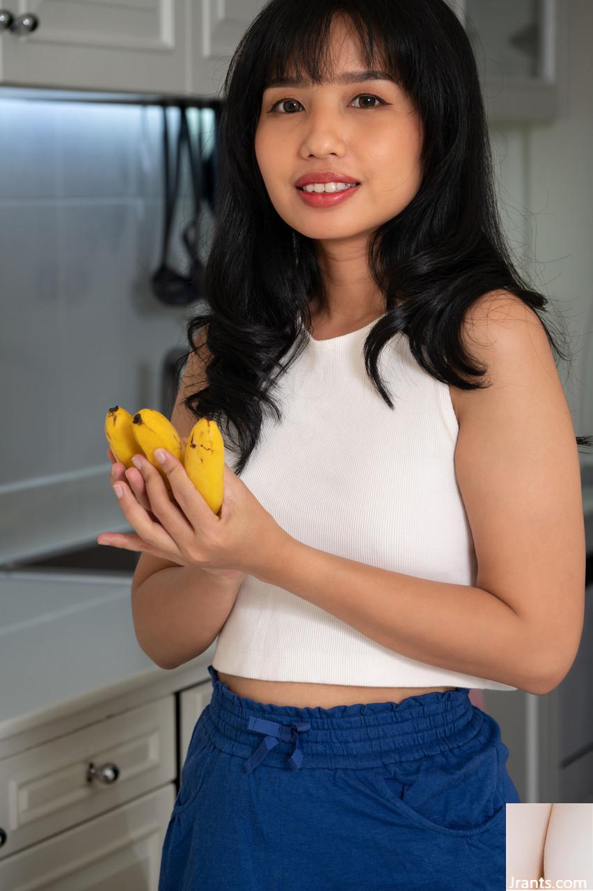 Glamorous Asian Babe Norah menunjukkan vagina dicukur yang mengundangnya dari dekat (20p)