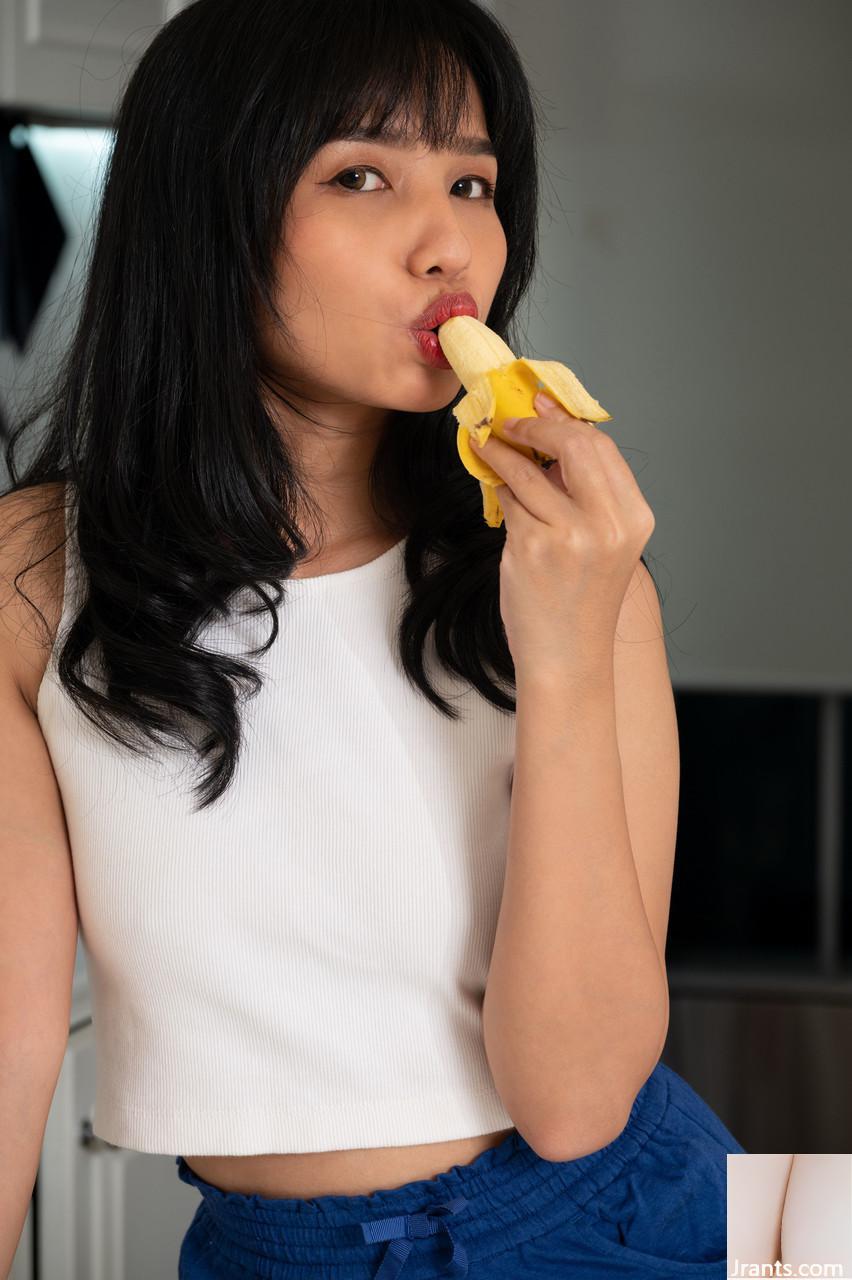 Glamorous Asian Babe Norah menunjukkan vagina dicukur yang mengundangnya dari dekat (20p)