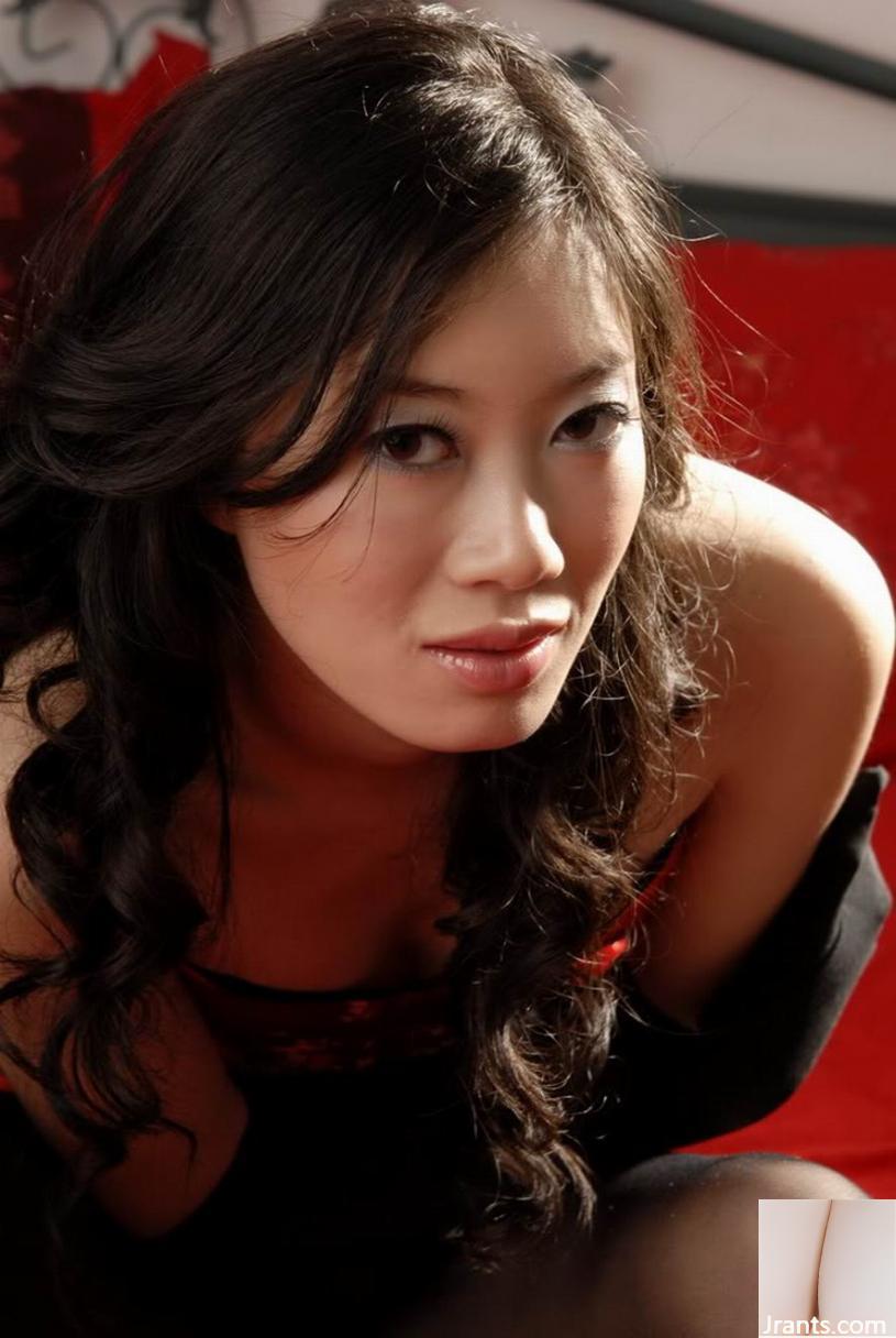 (Collezione su Internet) Calze nere trasparenti della giovane donna sul letto senza la tentazione di indossare direttamente (45p)