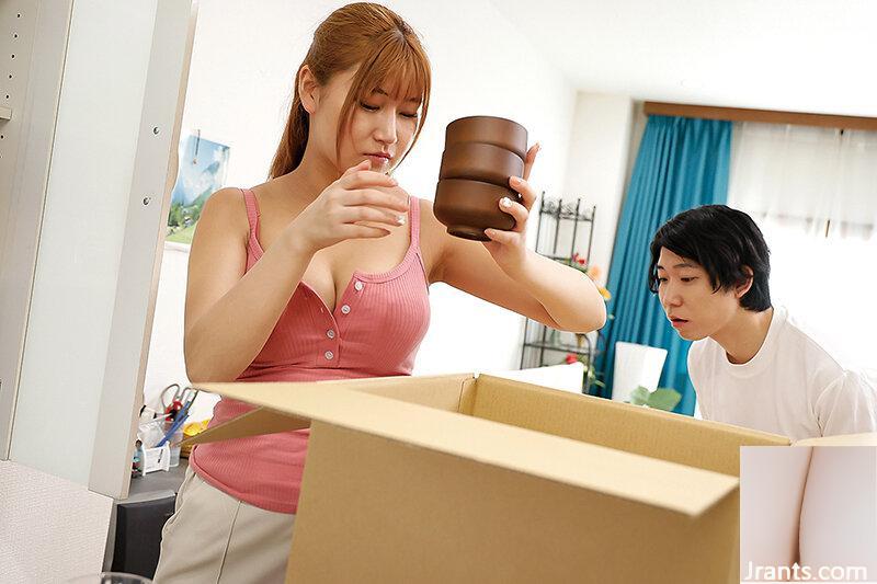Sayama Yui: The Dumined Moving Company è una donna dalla pelle di testa grande e graffata Sayama Yui