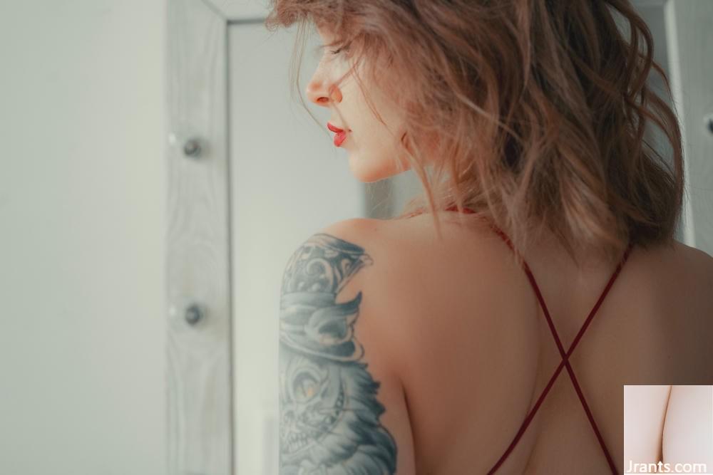(Suicide Girls) 10 Mayıs 2025 &#8211; Awondrr &#8211; Güller kırmızı (46p)