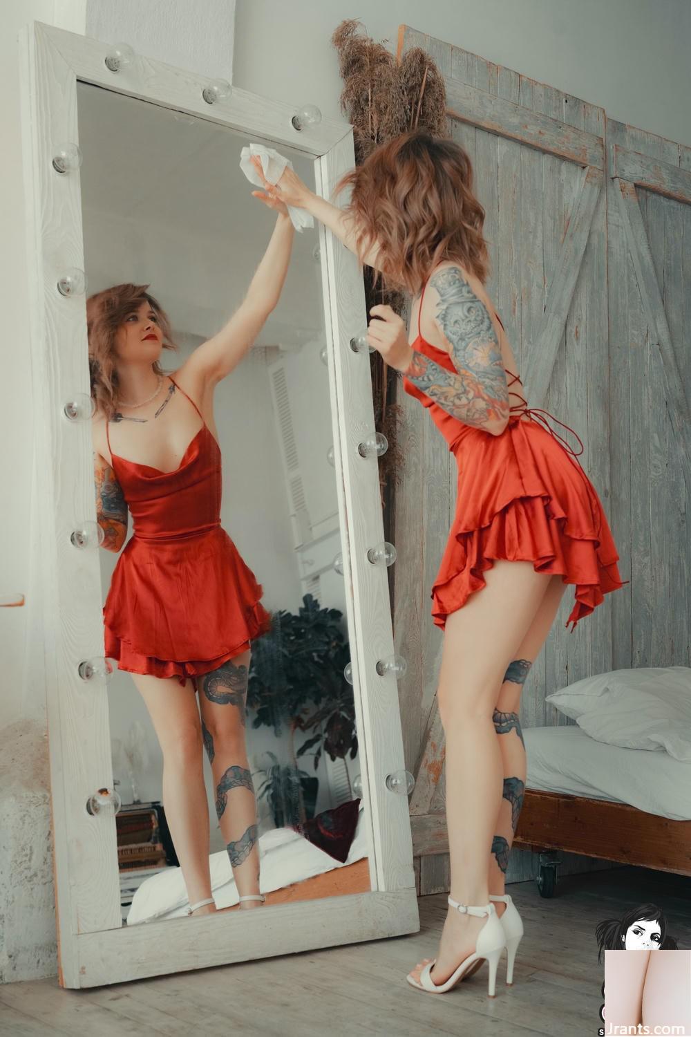 (Suicide Girls) 10 Mayıs 2025 &#8211; Awondrr &#8211; Güller kırmızı (46p)