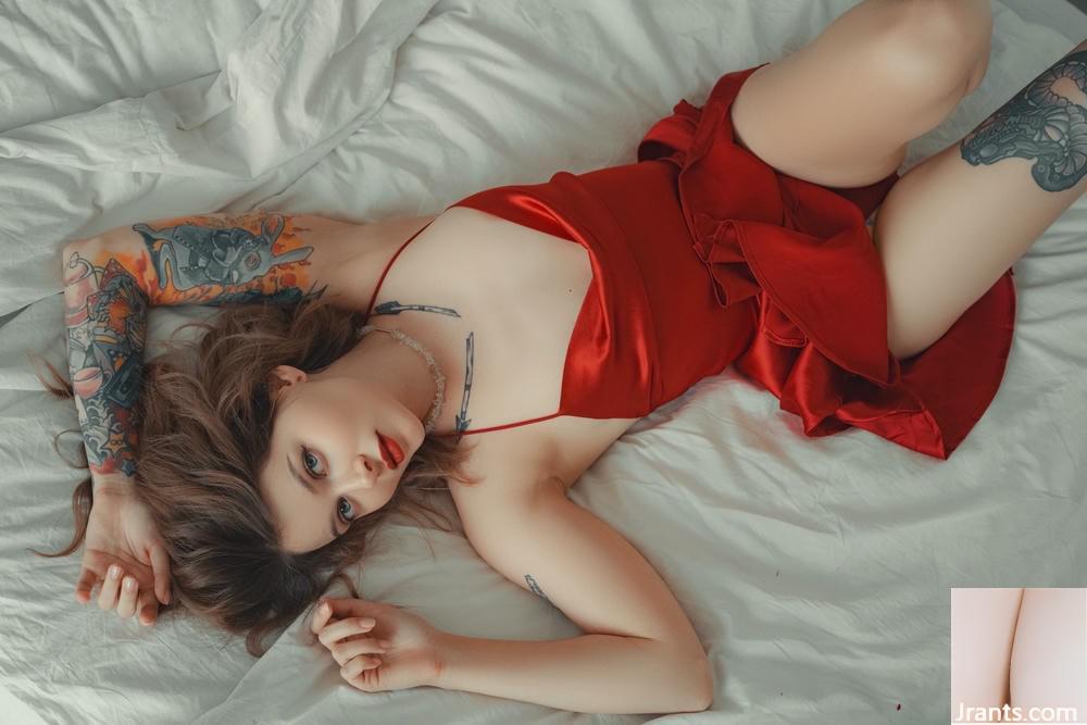 (Suicide Girls) 10 Mayıs 2025 &#8211; Awondrr &#8211; Güller kırmızı (46p)