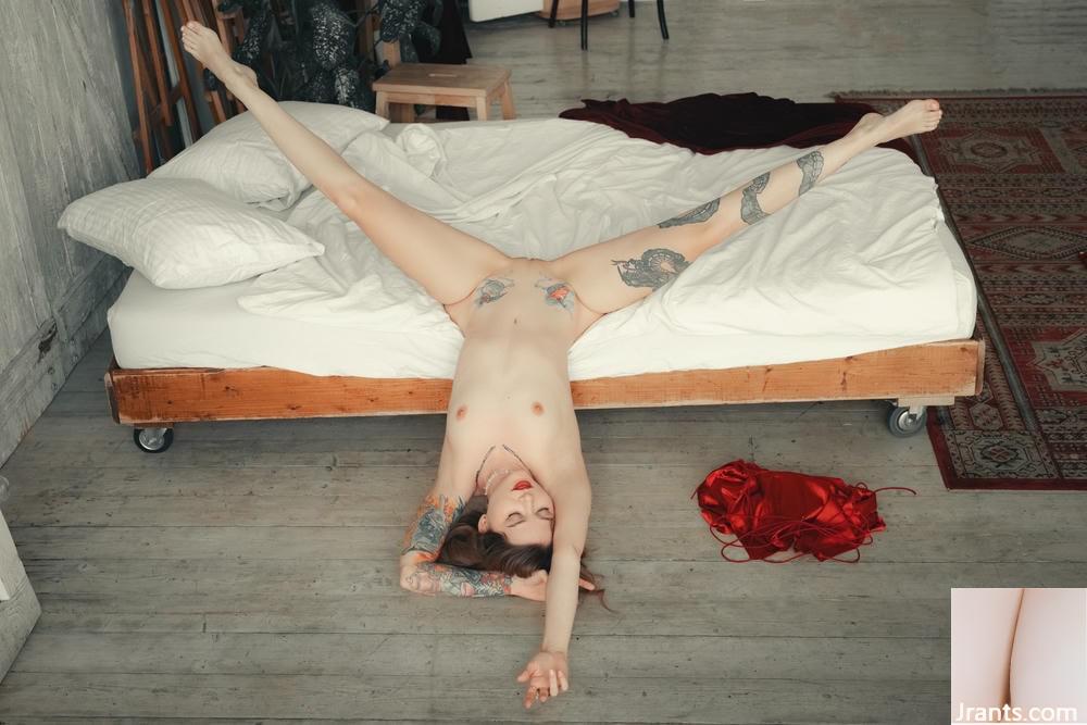 (Suicide Girls) 10 Mayıs 2025 &#8211; Awondrr &#8211; Güller kırmızı (46p)