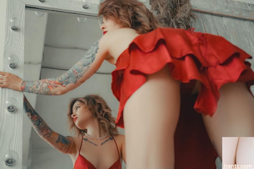 (Suicide Girls) 10 Mayıs 2025 &#8211; Awondrr &#8211; Güller kırmızı (46p)