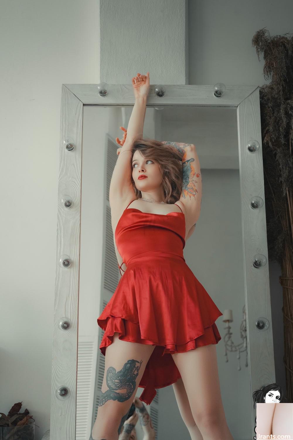 (Suicide Girls) 10 Mayıs 2025 &#8211; Awondrr &#8211; Güller kırmızı (46p)