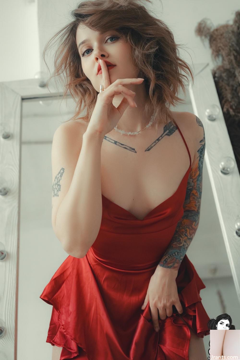 (Suicide Girls) 10 Mayıs 2025 &#8211; Awondrr &#8211; Güller kırmızı (46p)