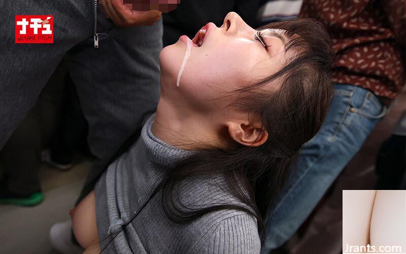 Uma mulher que é forçada a brincar com o clitóris do namorado pelo sono do namorado e nem consegue fazer uma voz, fazendo um rosto erótico escondido