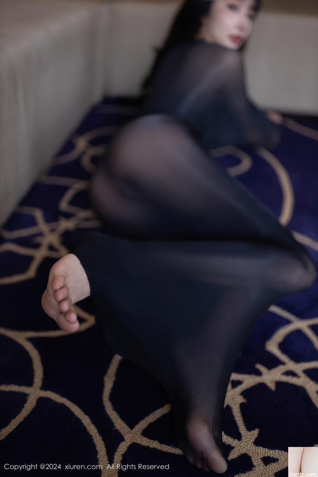 Les belles jambes de Lu Xuanxuan en bas noir (57p)