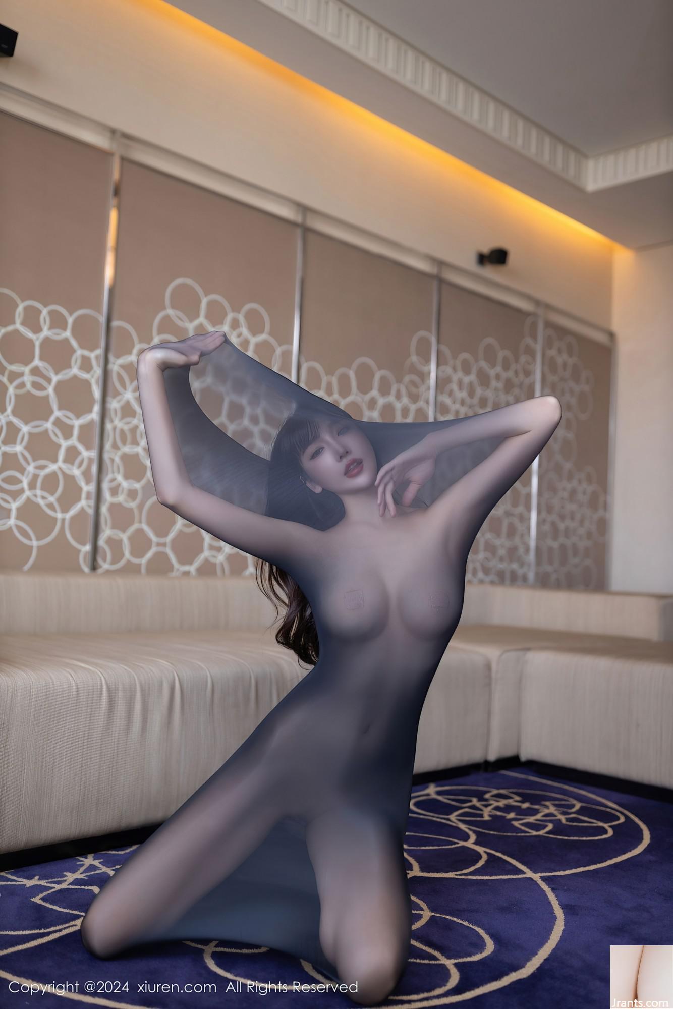 Les belles jambes de Lu Xuanxuan en bas noir (57p)