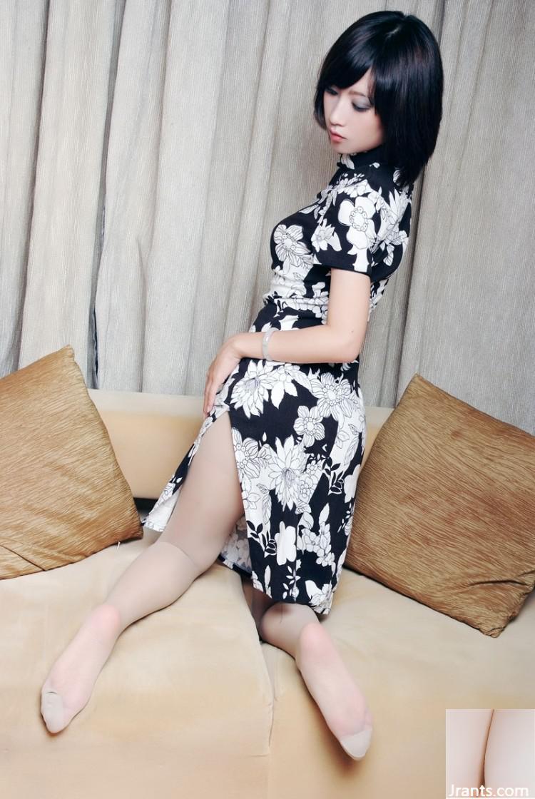 آیا لباس زیر در Cheongsam وجود دارد؟ به نظر می رسد خلاء است (18p)