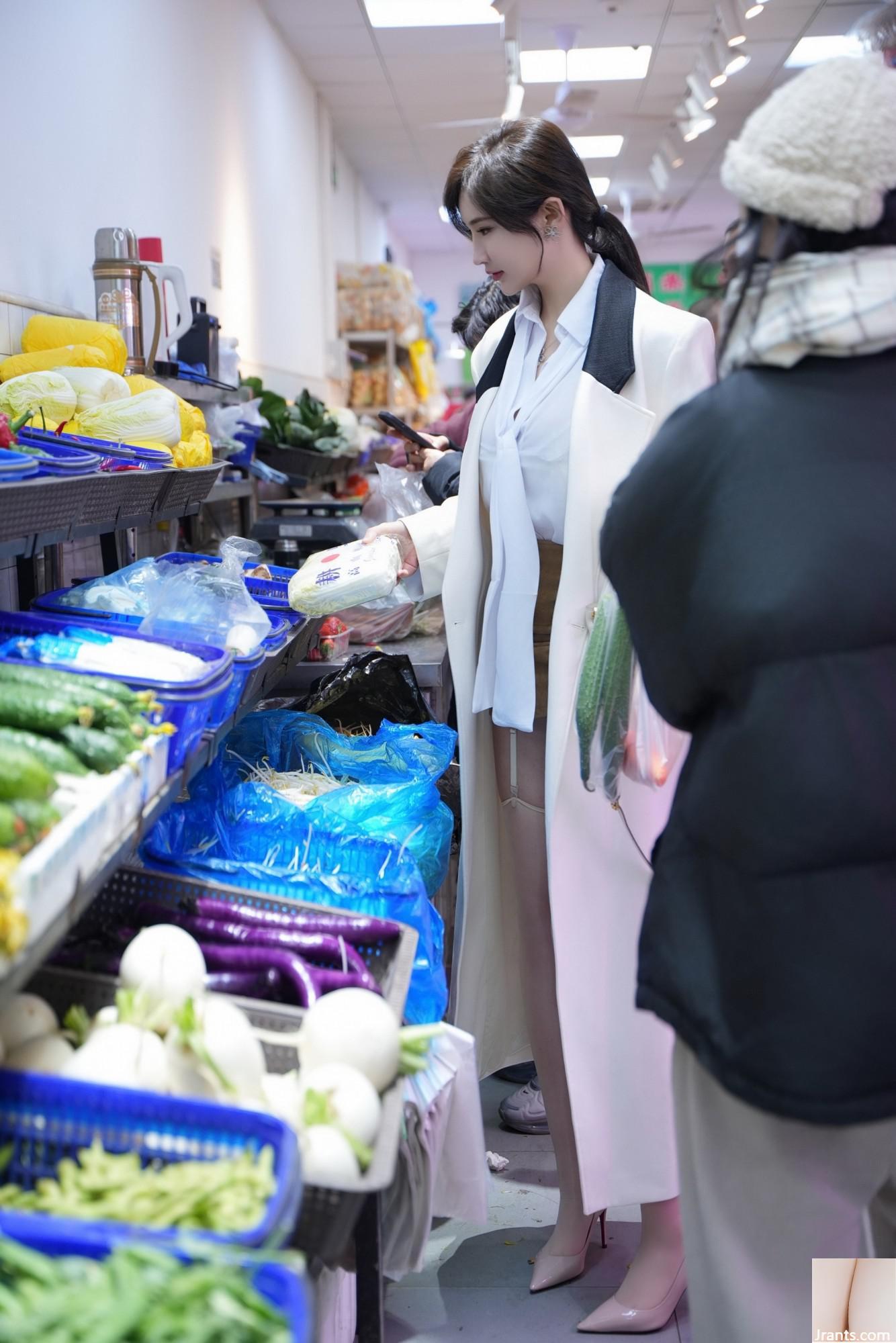 Le travailleur des cols blancs de Zhou Yanxi achète des légumes et rentre à la maison (95p)