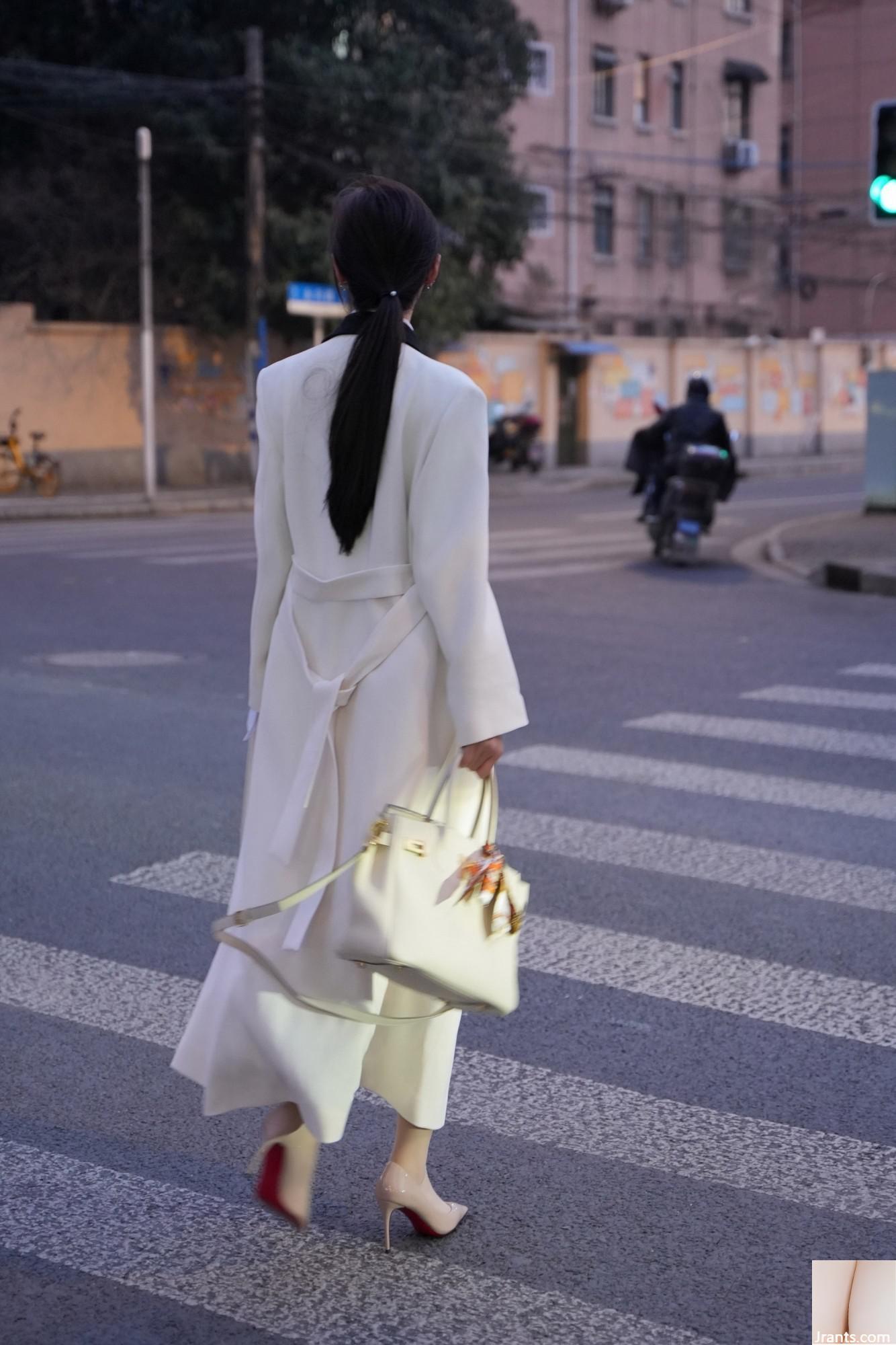 Le travailleur des cols blancs de Zhou Yanxi achète des légumes et rentre à la maison (95p)