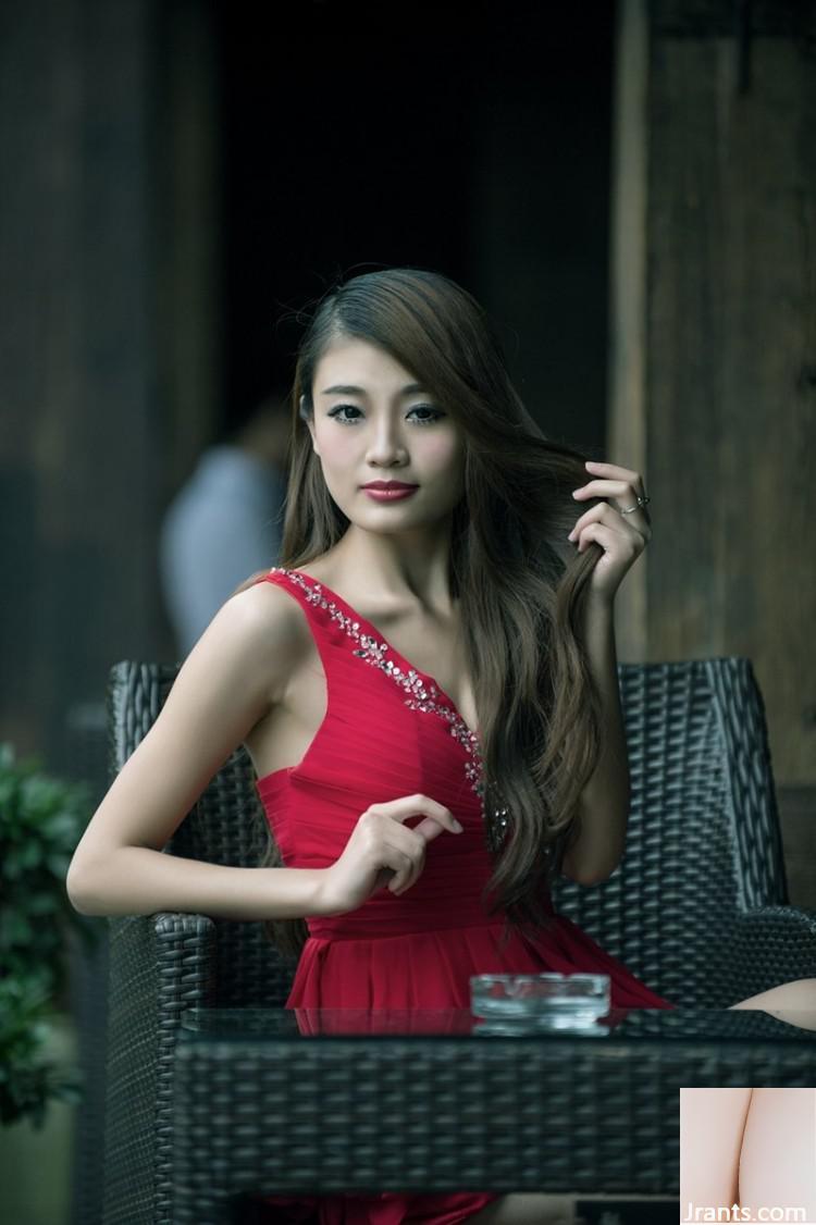 (Collection sur Internet) Rouge vif, blanc brillant, noir pur charmant (40p)
