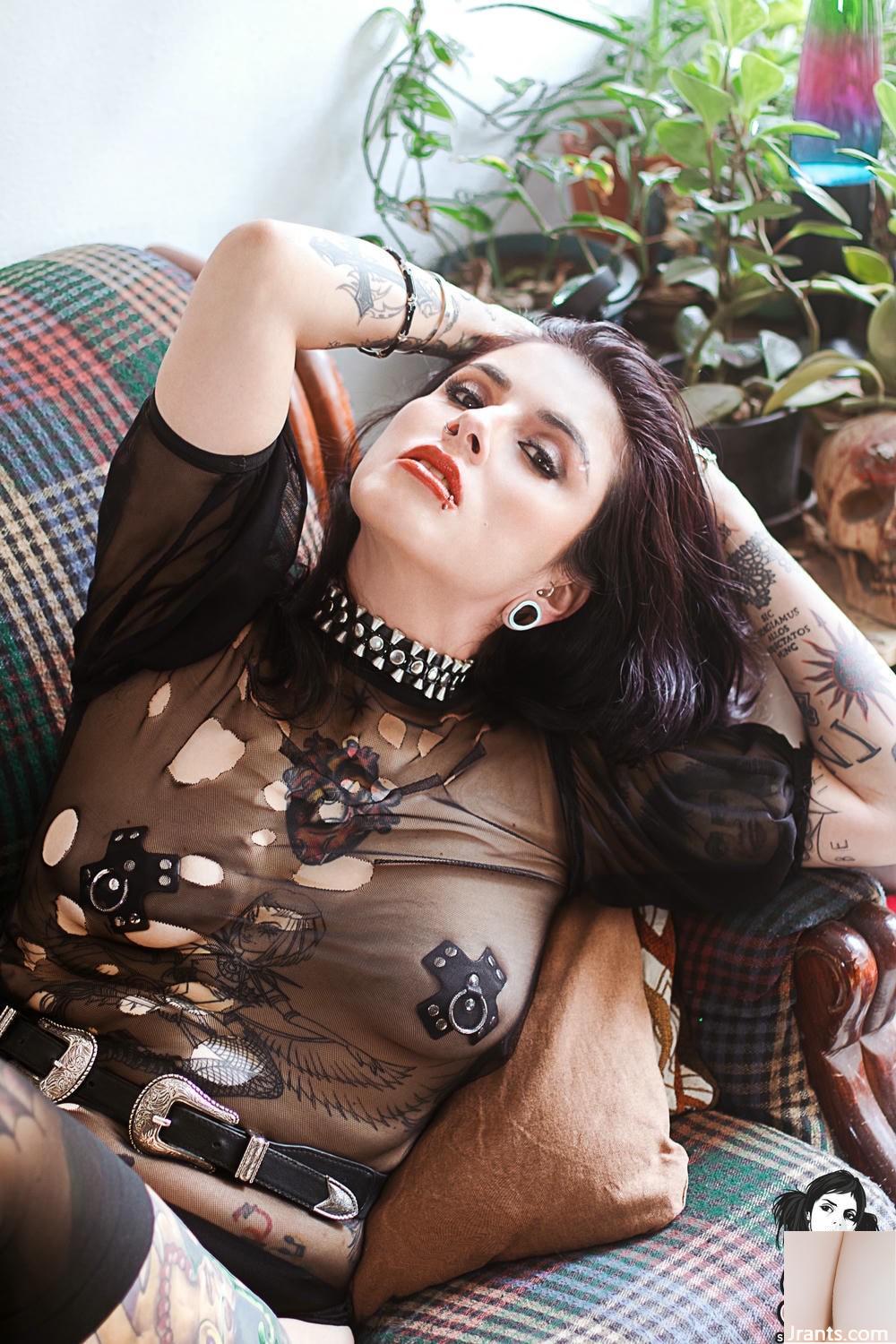 (Suicide Girls) 19 mai 2025 &#8211; Daphnep &#8211; Bright Darkness (59p)