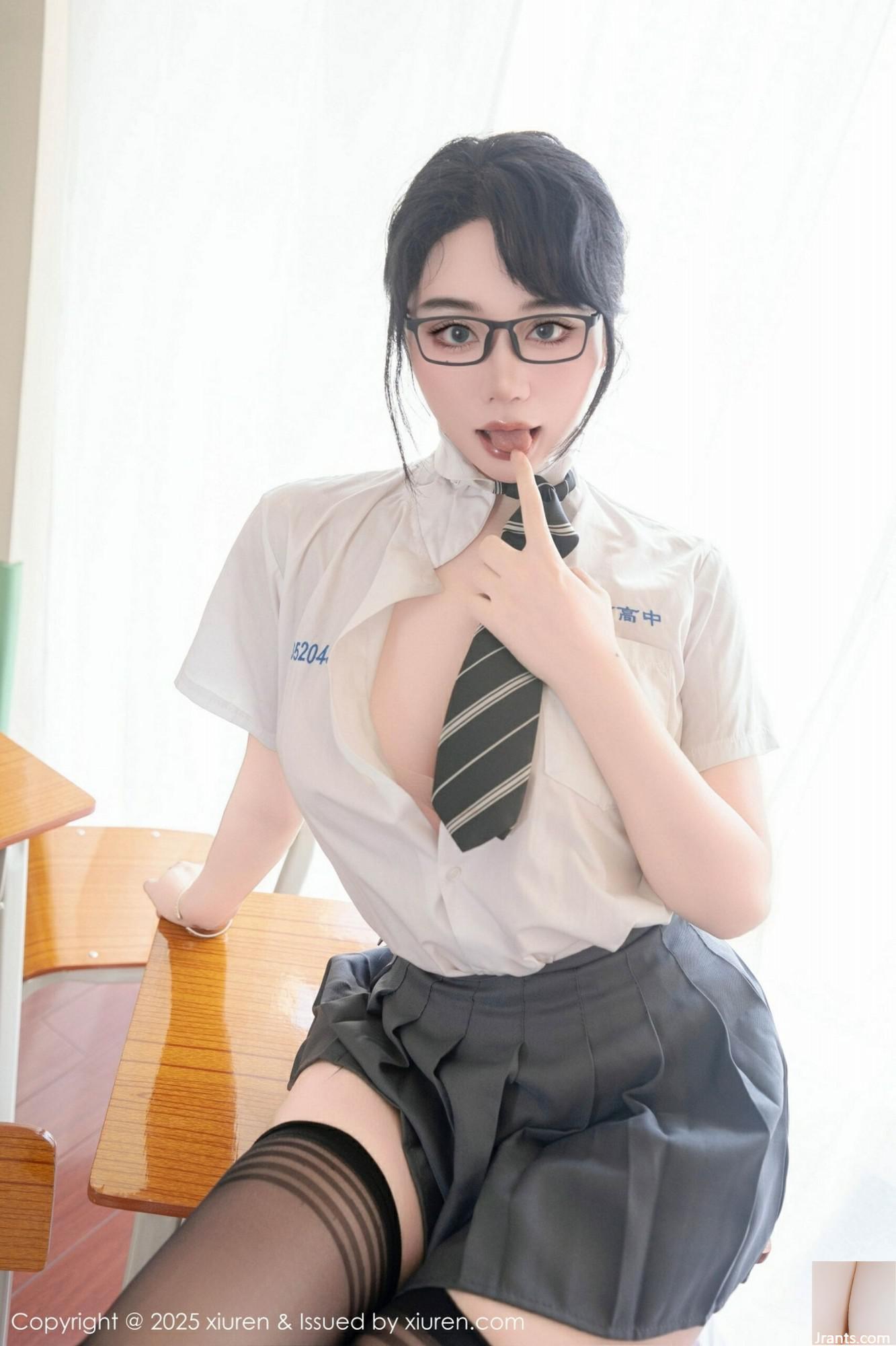 ((XiuRen) 2025.07.10 No.10530 Xixi يحب تناول الفراولة النسخة الكاملة الصورة (86p)
