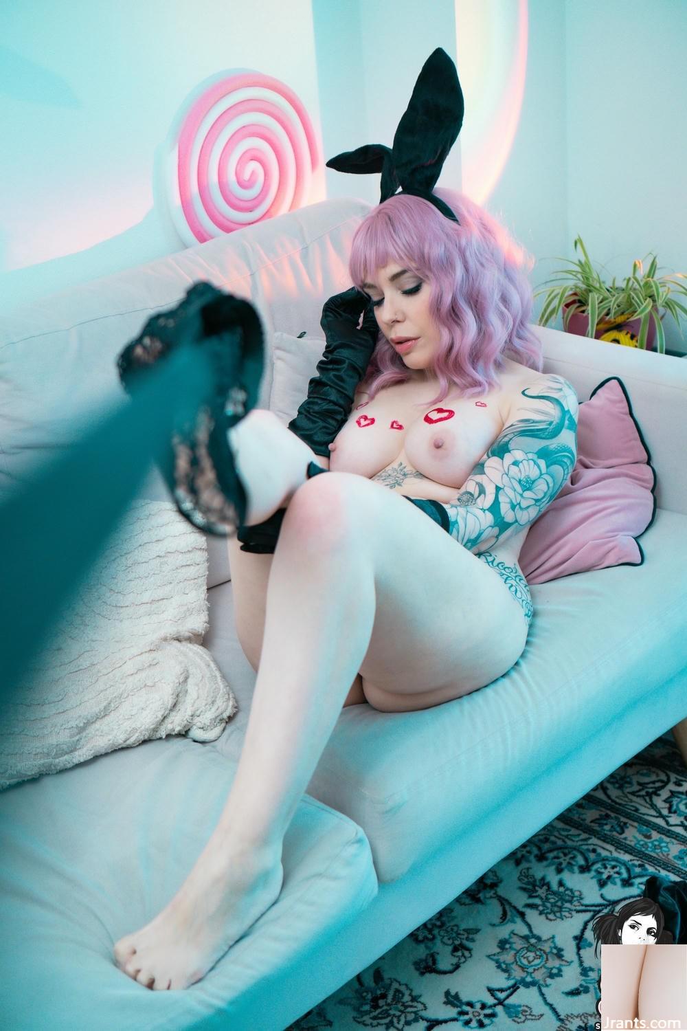 (Suicide Girls) 20 مه 2025 &#8211; Mecks &#8211; آسان برای من (40p)