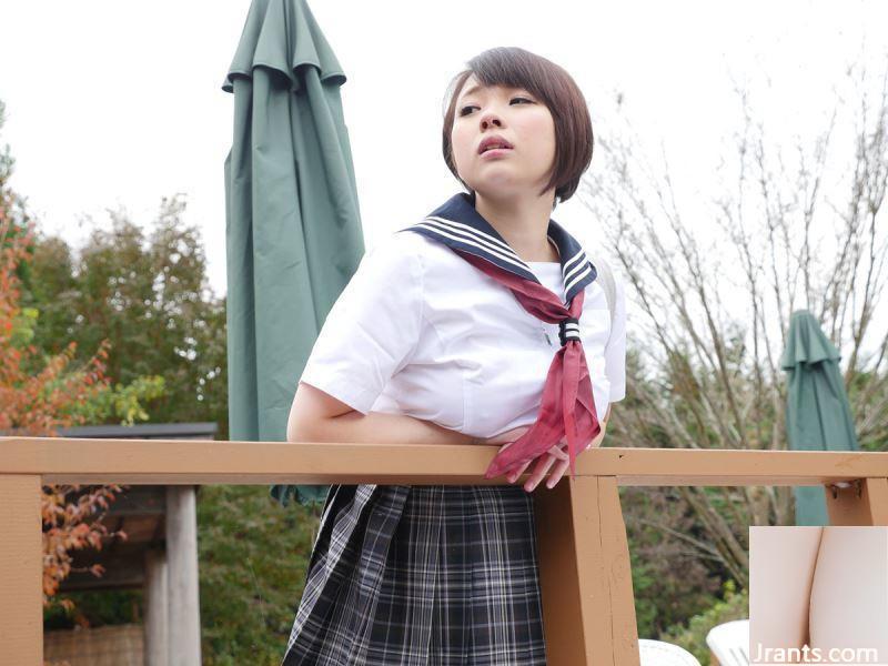 La fille étudiante tendre et en uniforme est en fait assiégée par tant de gens. Elle est une telle bête (19p)