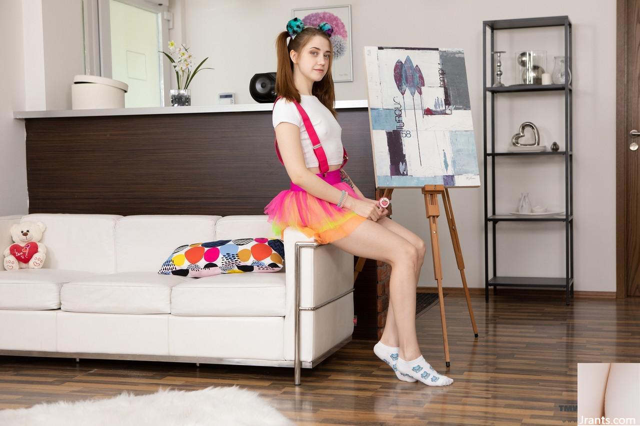 Das junge Babe Alita Angel findet sich selbst, während er einen Lutscher auf dem Sofa (21p) isst
