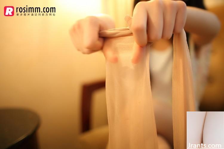 (عکس ناشناس Rosi) شماره 866 دختر دانش آموز با پاهای زیبا و بستر سکسی (41p)