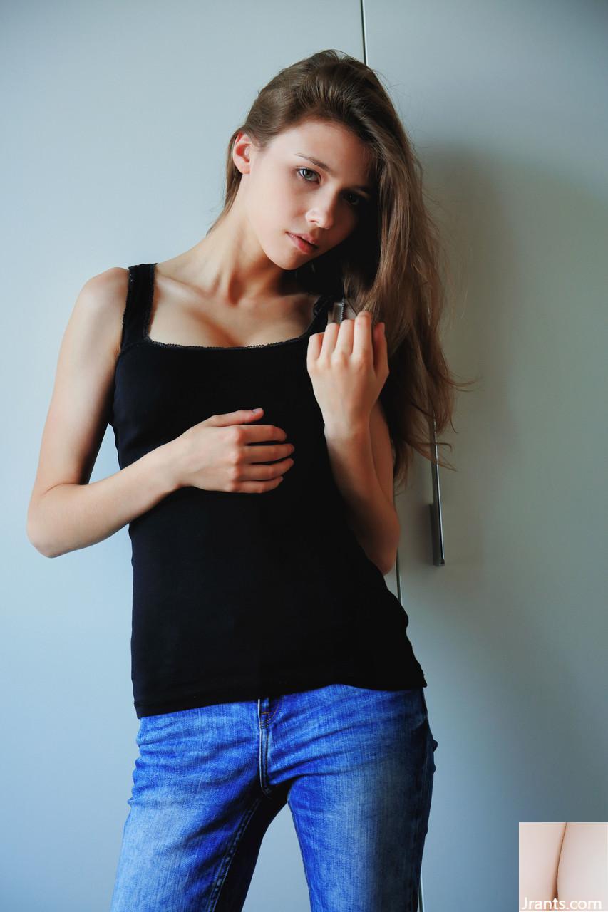 Die Brünette Teen Mila Azul enthüllt ihre wunderschönen großen Titten und posiert nackt (20p)