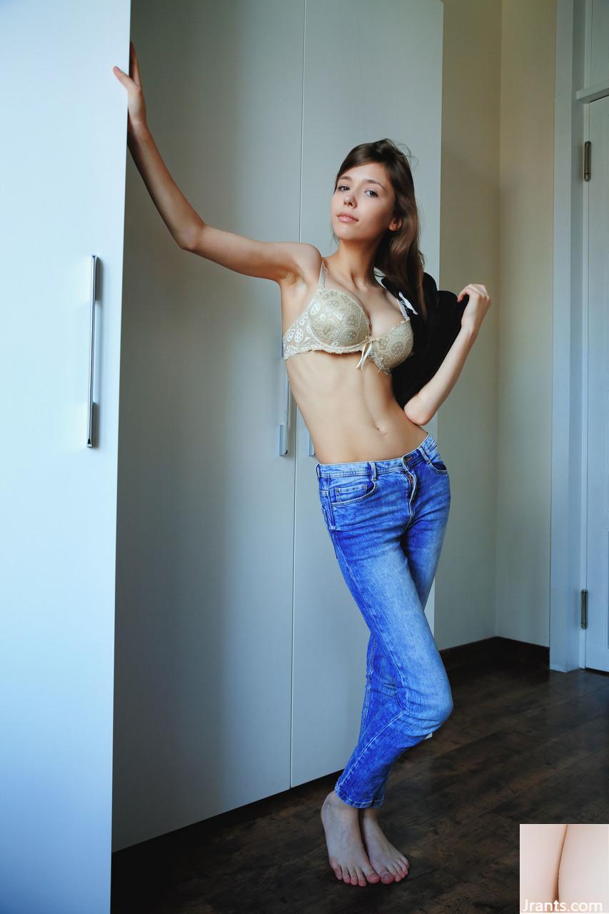 Die Brünette Teen Mila Azul enthüllt ihre wunderschönen großen Titten und posiert nackt (20p)