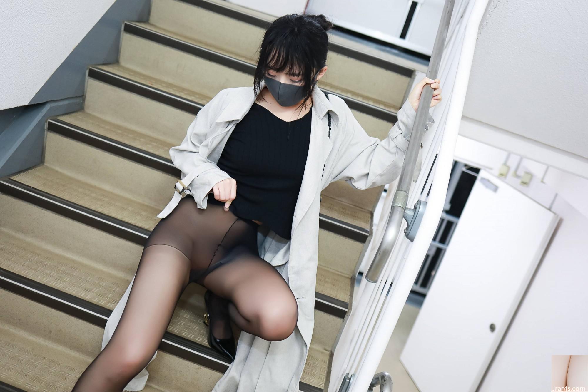 (Koleksi Online) Gadis Kesejahteraan Li Jia&#8217;s VIP Welfare Foto &#8220;Vacuum Black Silks&#8221; (65p)