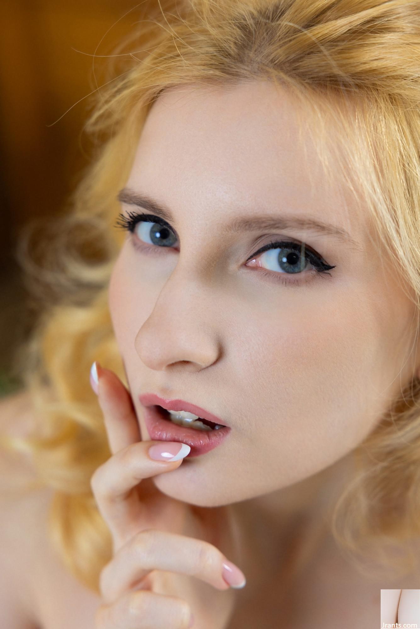 Minnie Lightight STORTED &#8211; Invocative Blonde (82p)