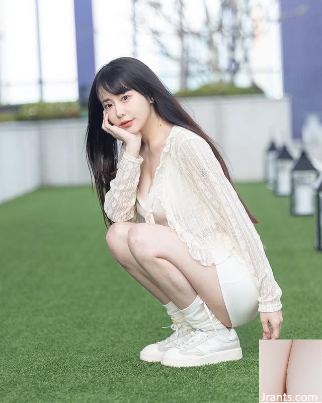 تكشف إلهة التشجيع &#8220;Zi Zi Dong Zining&#8221; عن نسب مثالية من ثديي الثلج الأبيض المتساقط (10p)