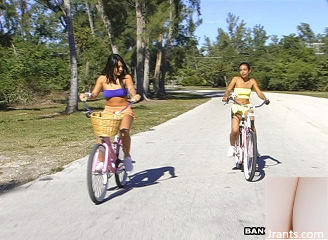 Gadis itu mengendarai sepeda ke pantai untuk mencari mangsa dan mulai bekerja secara langsung (11p)