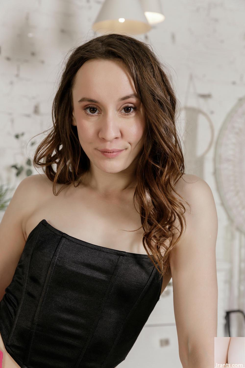 (MetArt) 31 de maio de 2025 &#8211; Mari Green &#8211; Novel Affair (91p)