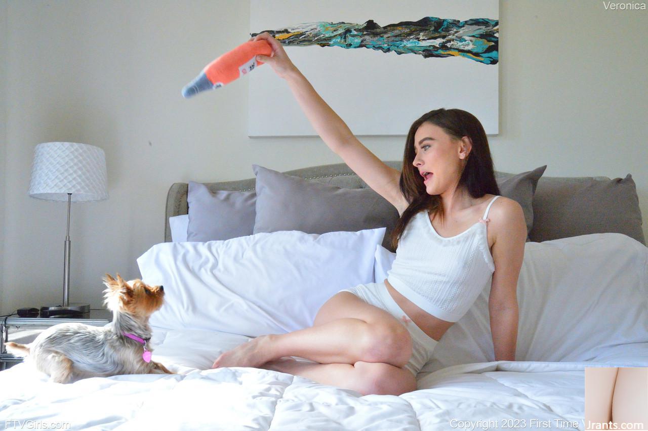 Horny Babe Veronica montre sa chatte taillée de près tout en se masturbant (20p)